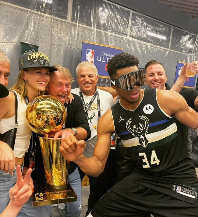 开云体育官方网站-雄鹿队卫冕冠军成绩貌似雪中送炭