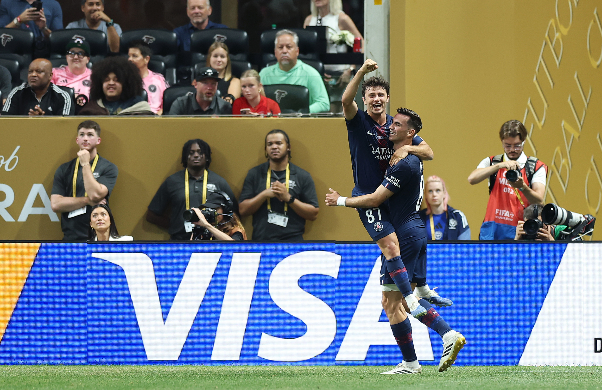 巴黎圣日耳曼全胜击败对手晋级