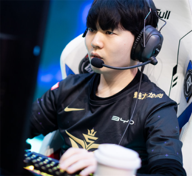 开云APP-DRX轻取G2，Doinb操刀奇招英雄翻盘激烈交锋半决赛，点燃全场激情