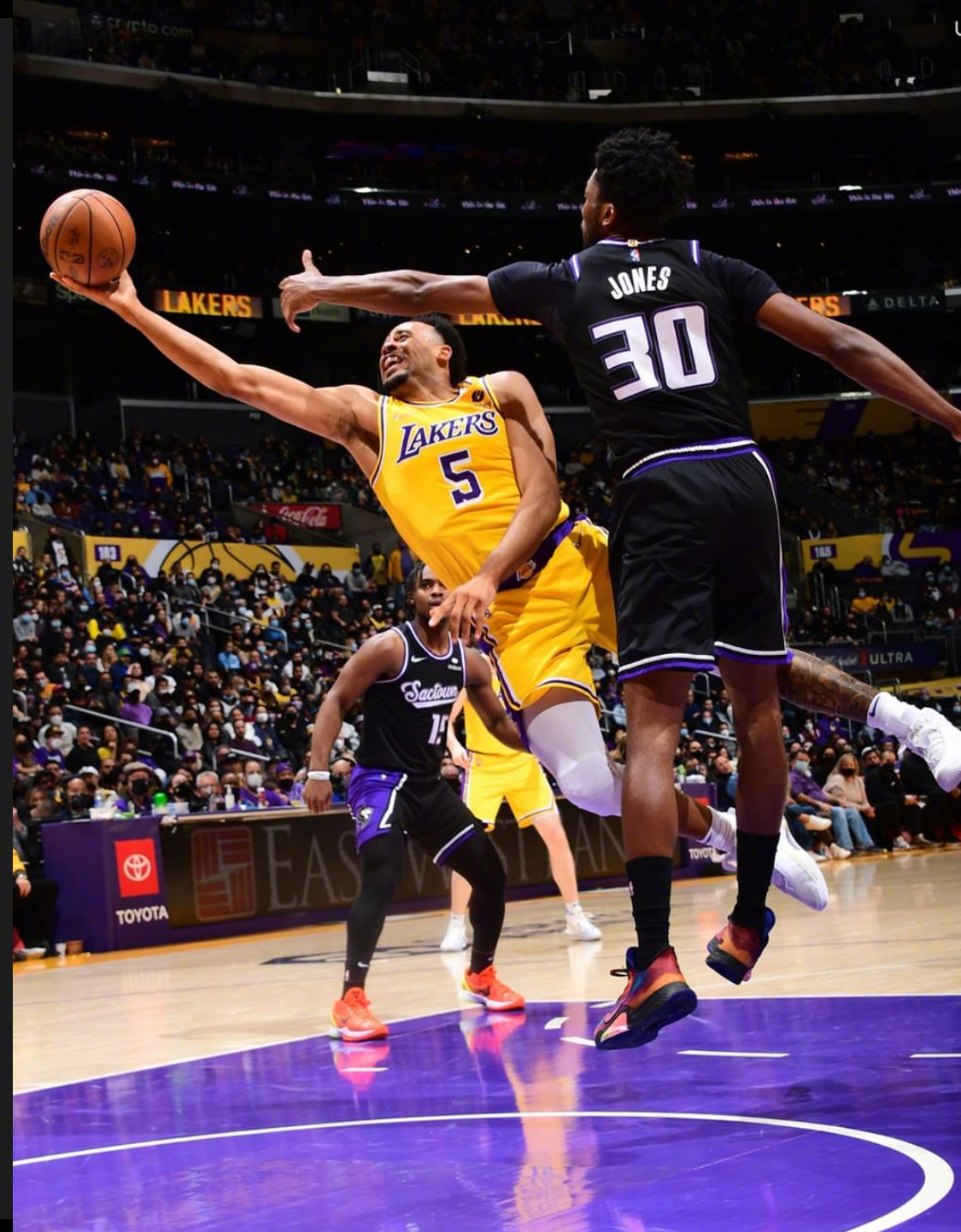 包含萨克拉门托国王击败魔术，霍尔姆斯砍下18分的词条