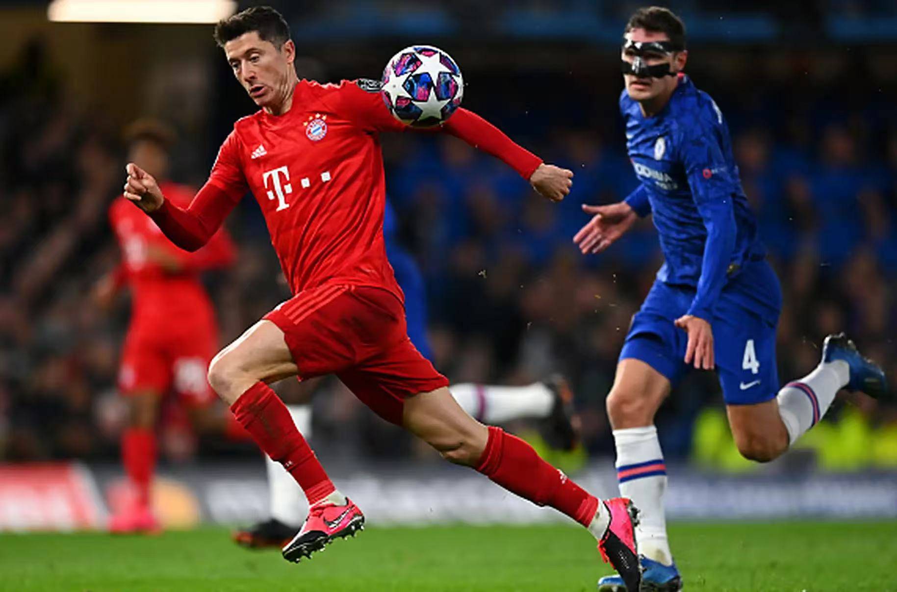 拜仁慕尼黑后卫多次关键封堵，防线稳固