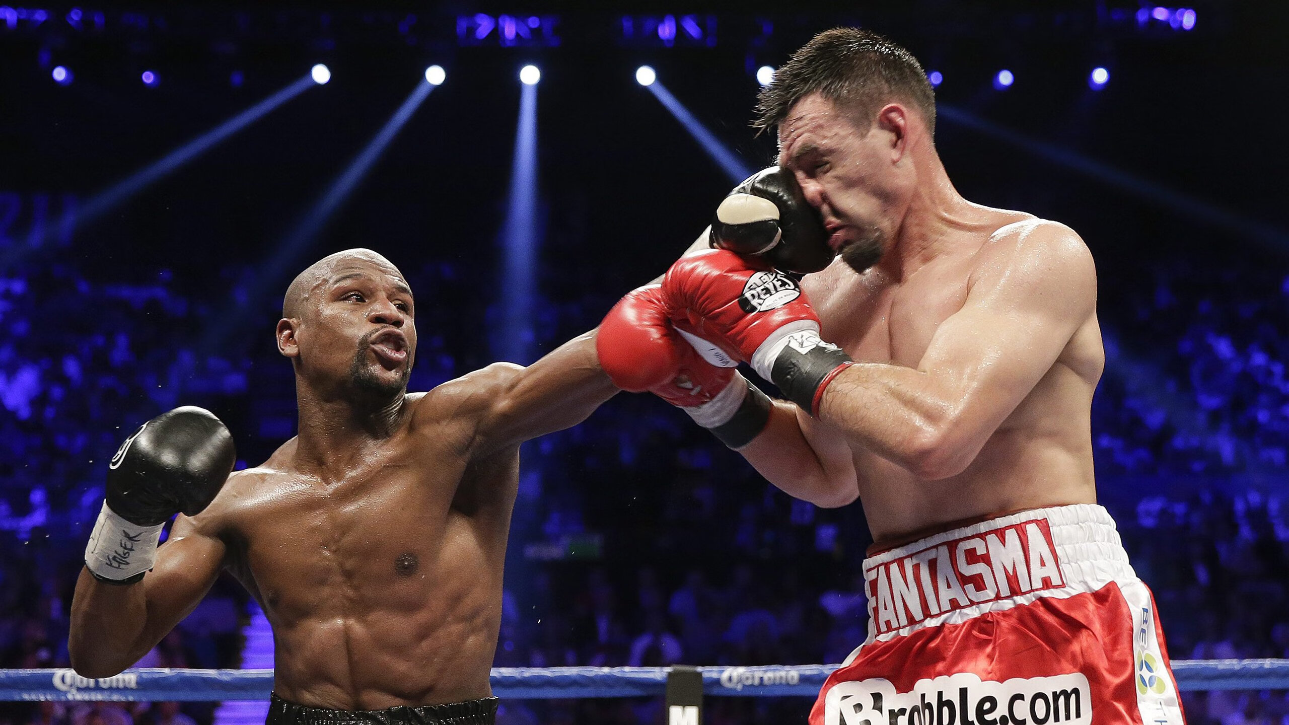 开云体育中国-看台上的追光者，今夜成了球门前的唯一答案