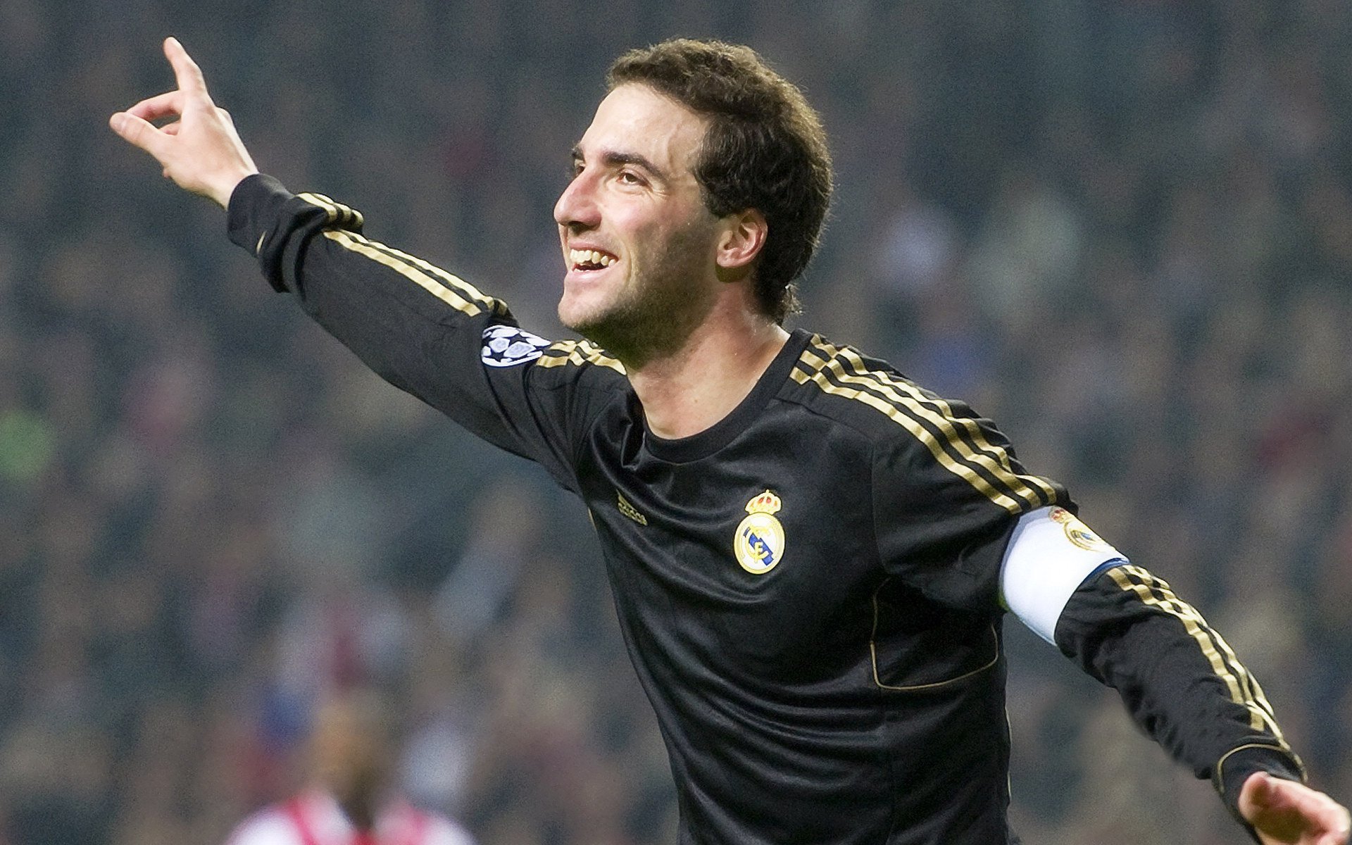 鏖战之中，独舞之上，周冠宇的纪录之夜与银红风暴